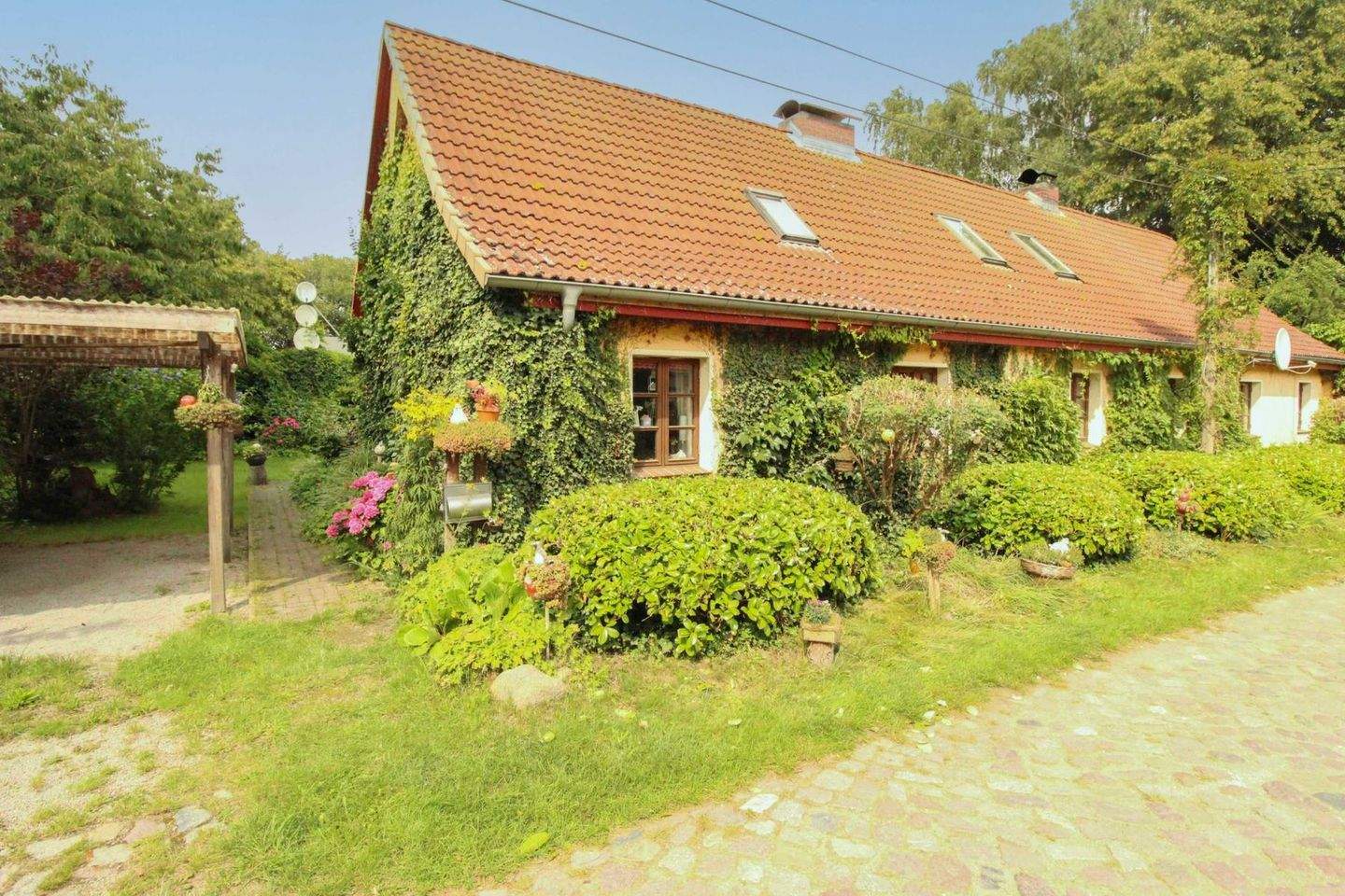 Mehrfamilien-Doppelhaus: eigene Wohnung, vermietete Einheit & Bungalow in Feldrandlage – Grammow – Bild 1 von 9