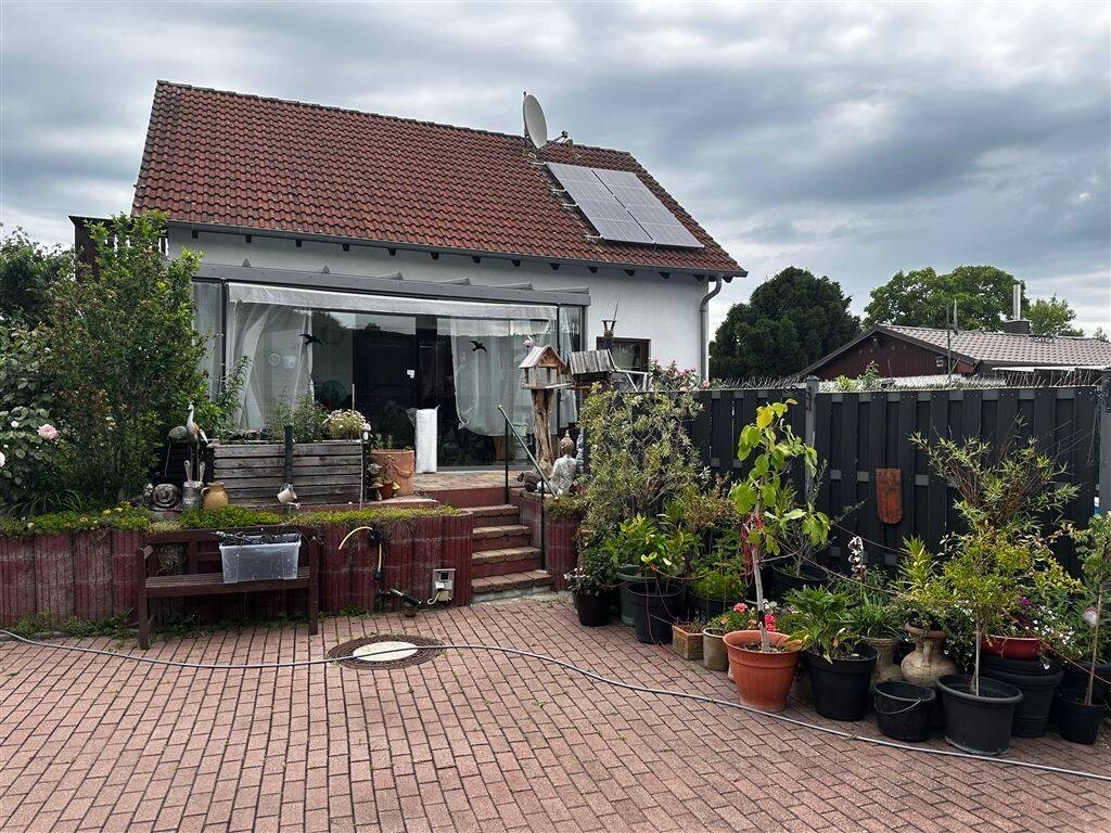 Gepflegtes Einfamilienhaus mit Keller , Pool und Wintergarten