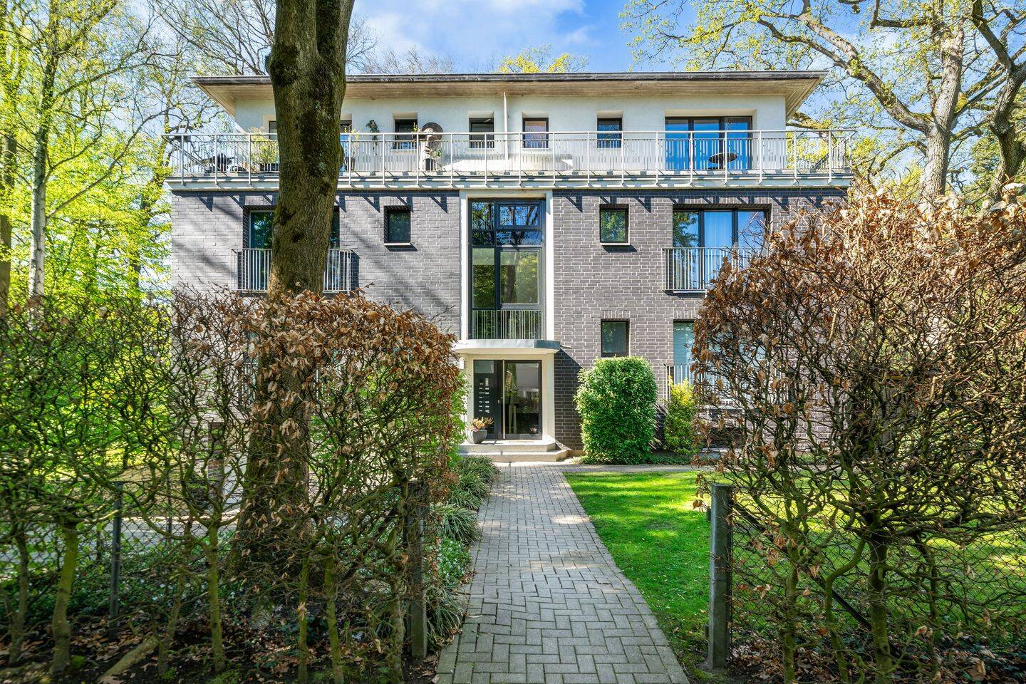 Grüne Oase in zentraler Lage mit eigenem Gartenanteil und Tiefgarage – Hamburg – Vorschaubild 2