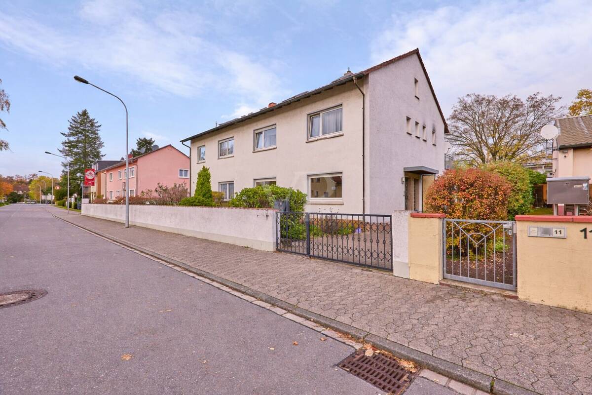Pure Lebensqualität - charmante Zweifamiliendoppelhaushälfte im Familienidyll – 64297 Darmstadt – Bild 1 von 9