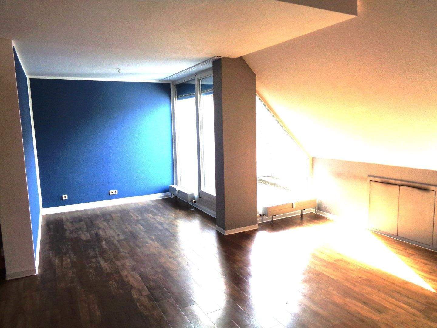 Sofort beziehbare, großzügige, 1 1/2 Zi. Dachgeschoss (3. OG) - Gallerie - Wohnung in zentraler Lage in Stuttgart - Mühlhausen – Stuttgart – Vorschaubild 3