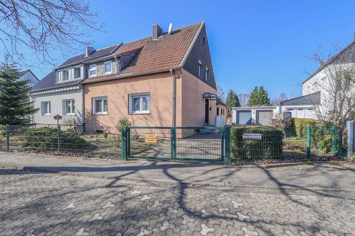 Doppelhaushälfte mit großzügigem Garten und viel Potenzial in attraktiver Wohnlage von Kaarst – Kaarst – Bild 1 von 9