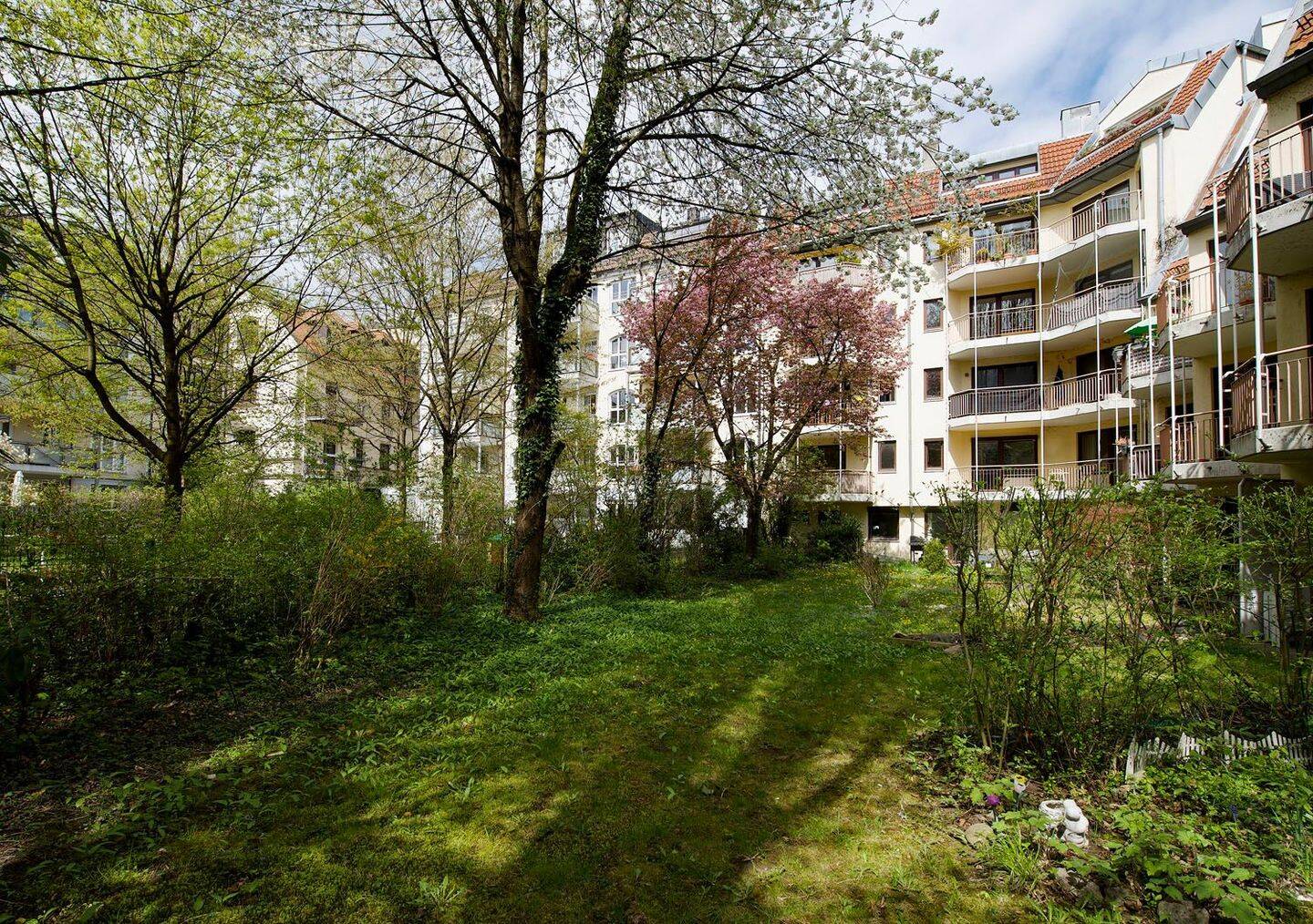 Klassiker in Schwabing: 2-Zimmer mit Balkon, Lift und Parker! – München – Vorschaubild 2