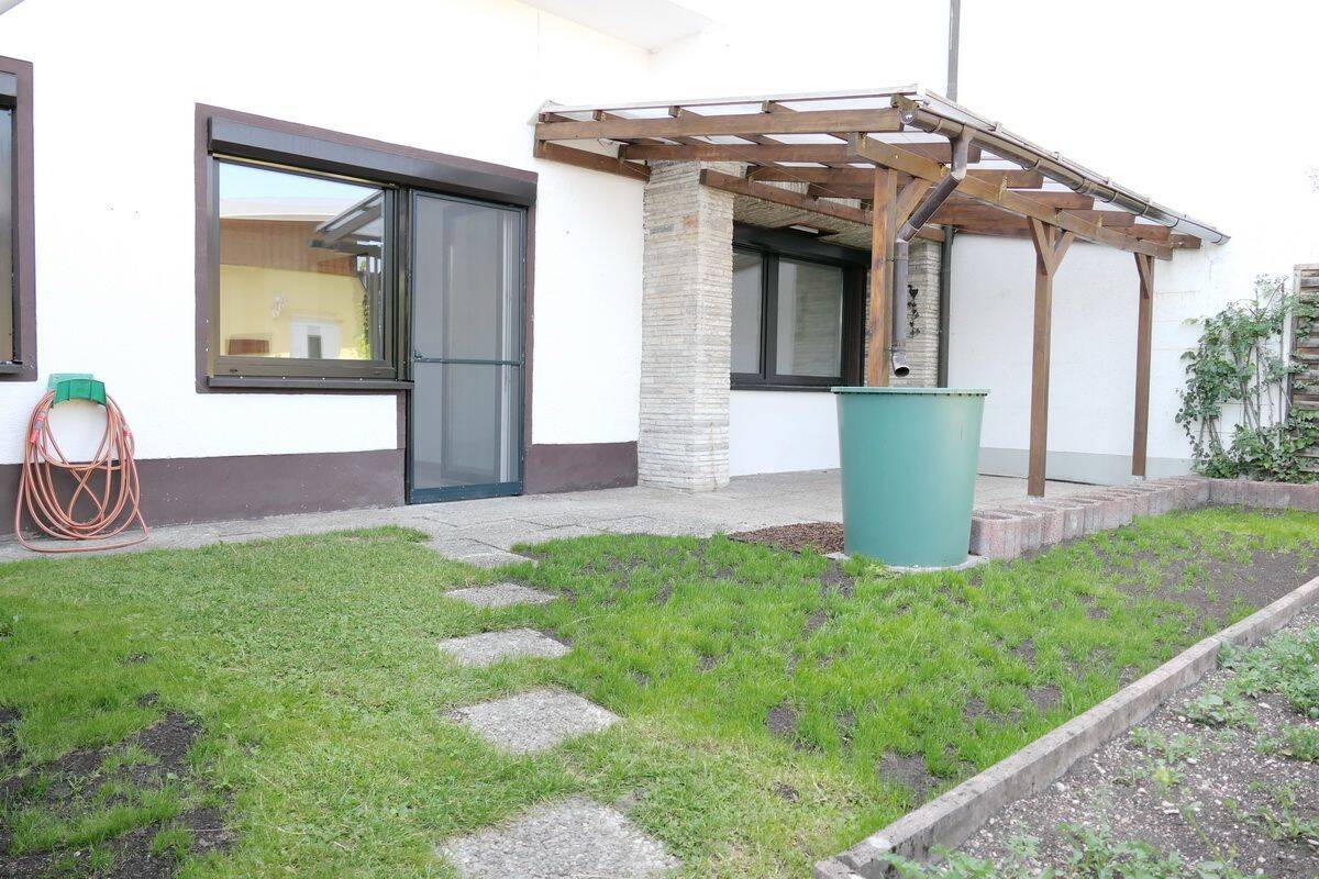 Geräumige 2-3-Zimmer-Wohnung mit Garten