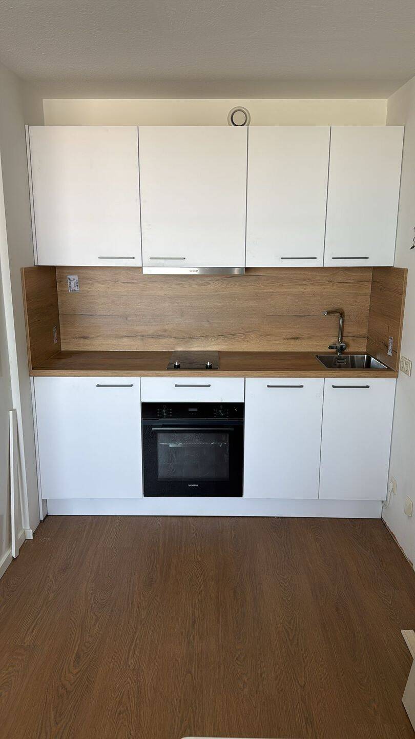 Neu renovierte 1-Zimmer-Wohnung, möbliert, Loggia mit Panoramablick (10. OG) – München – Vorschaubild 4