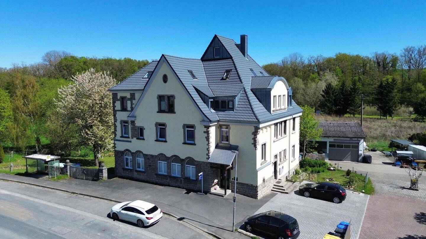 Teilmodernisiertes 8-Familienhaus mit Wertsteigerung durch zusätzliches potenzielles Baugrundstück