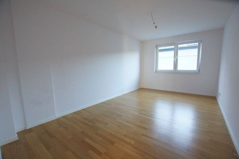 Moderne und großzügige 5 Zimmer-Wohnung über zwei Etagen mit separatem Eingang und Einbauküche – Düsseldorf – Vorschaubild 9