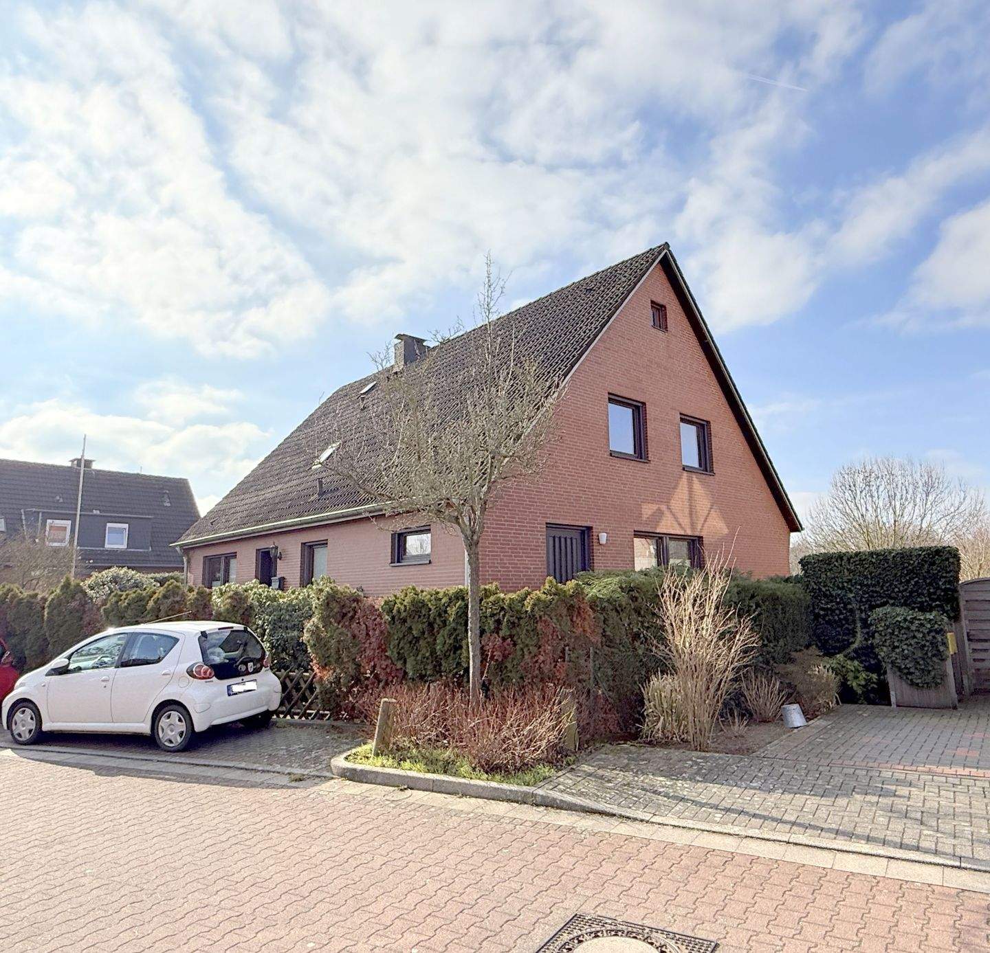Freistehendes Einfamilienhaus mit Einliegerwohnung und herrlich großem Grundstück! Hervorragend grüne & ruhige und dennoch zentrale Lage! – Neuss – Bild 1 von 9