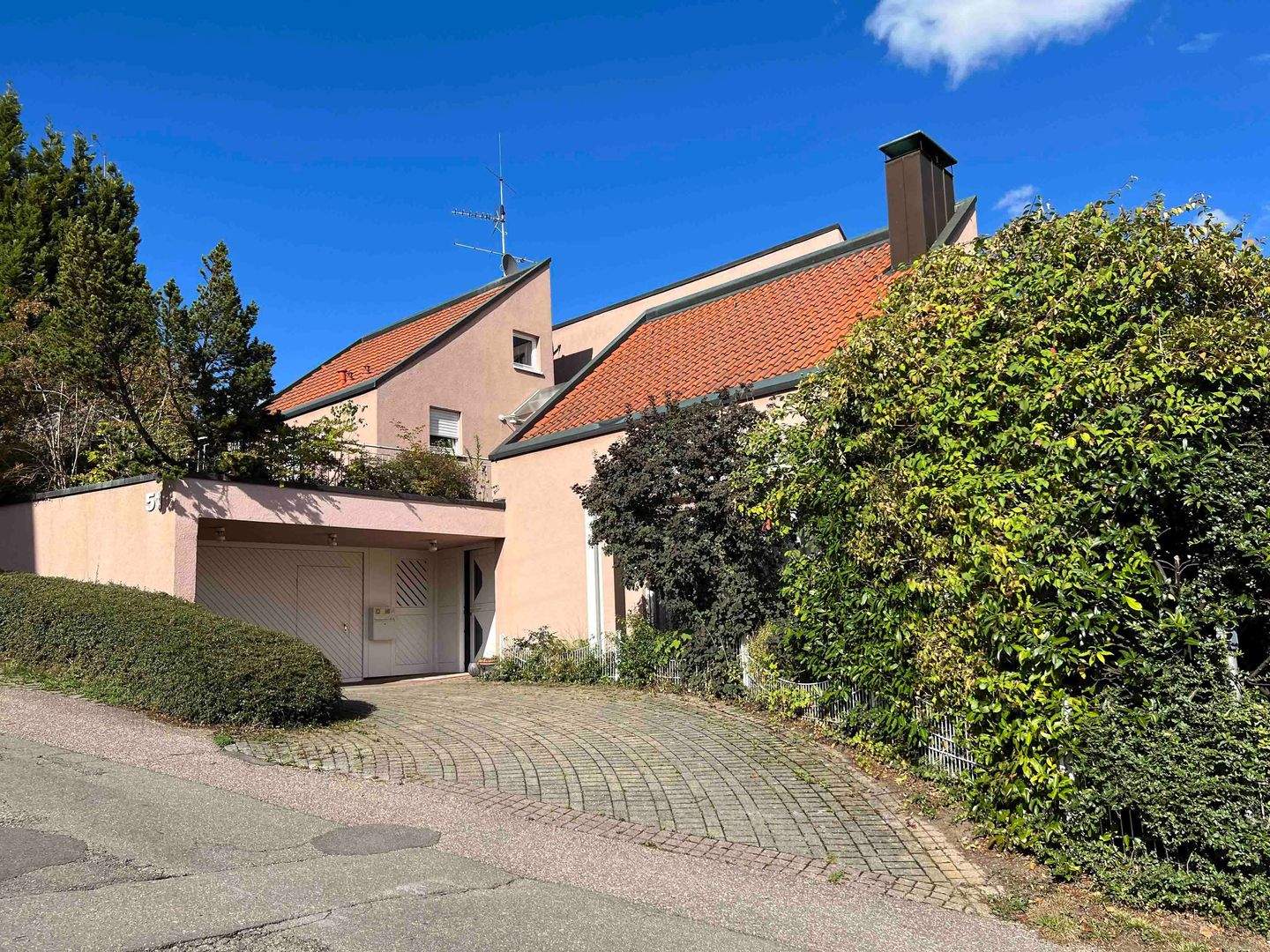 Exklusive Lage mit atemberaubendem Panoramablick! Großzügiges Einfamilienhaus mit ELW 204-23 – Esslingen am Neckar – Bild 1 von 9