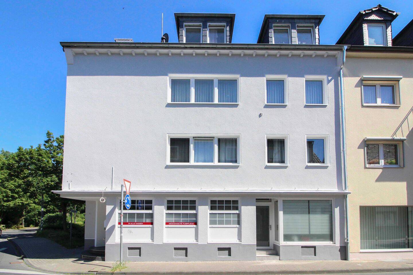 Gepflegtes, voll vermietetes Wohn- und Geschäftshaus in attraktiver Lage von Troisdorf – Troisdorf – Vorschaubild 3