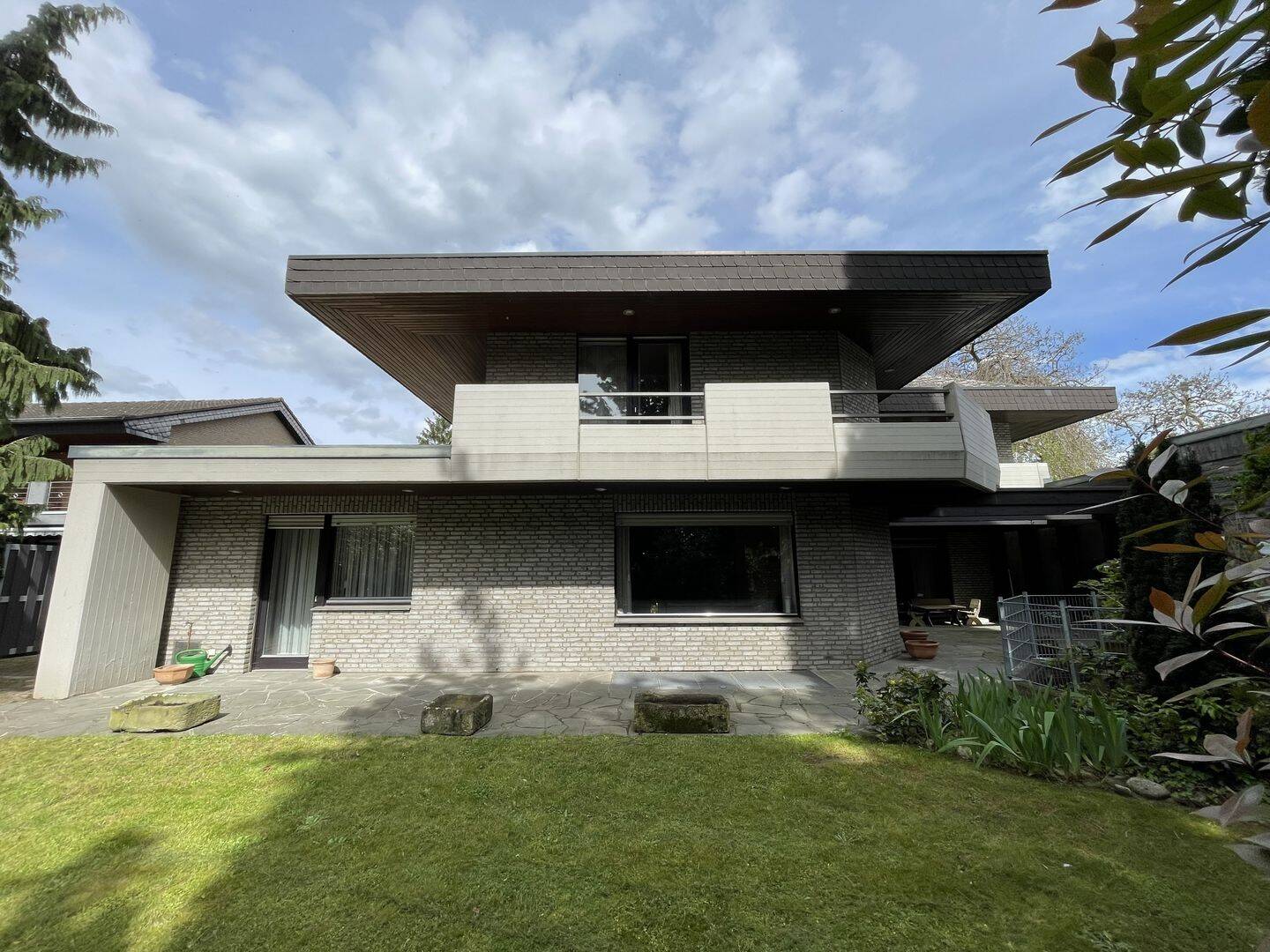 Großzügiges Architektenhaus mit 300 m² Wohnfläche + 150m² NF in Jülich – Jülich – Bild 1 von 9