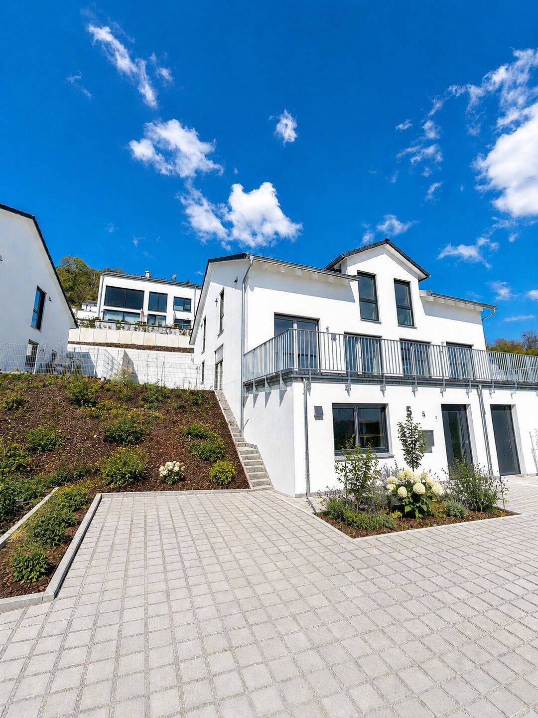 Exklusive Neubau-Doppelhaushälfte mit Einliegerwohnung und Garten zu verkaufen!