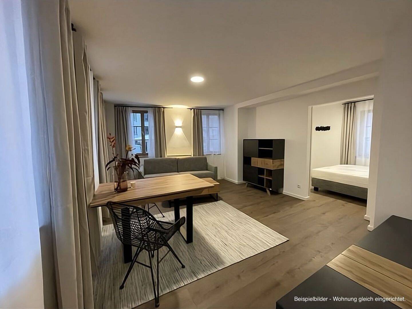 Stilvoll möblierte Altbauperle mit Balkon direkt am Weinmarkt – Nürnberg – Vorschaubild 6