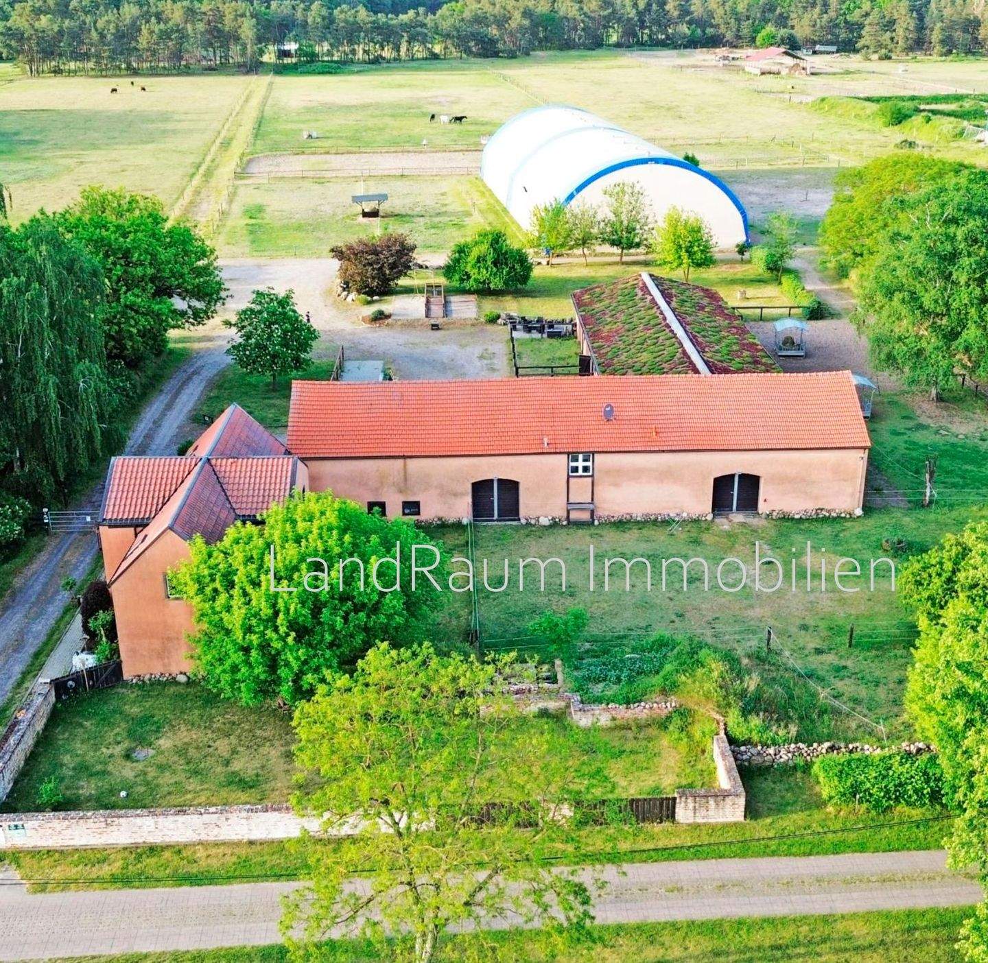 Pferdehof - Reitanlage, 4 FeWo, 10 ha Land + ca. 5,2 ha Pachtland, Reithalle 20 x 60 m + Aussenreitplätzen, Laufstall 16 Pferde+4 Boxen, g – Dreetz – Bild 1 von 9