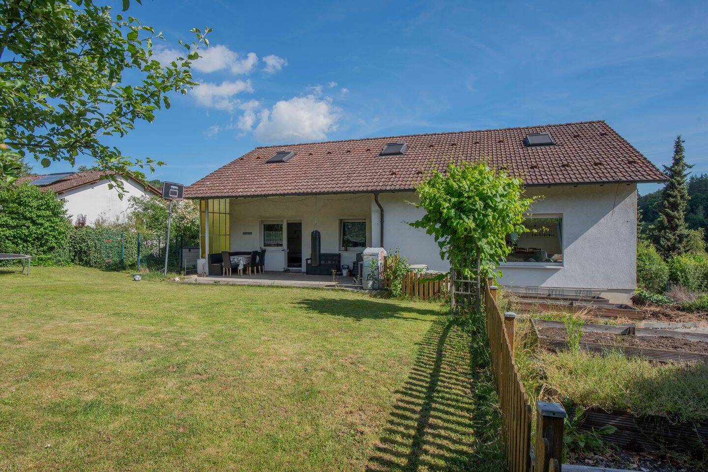 Großes EFH mit ELW (bisher Ferienwohnung) in Aussichtslage von Rod an der Weil. Käuferprovisionsfrei – Weilrod – Vorschaubild 3