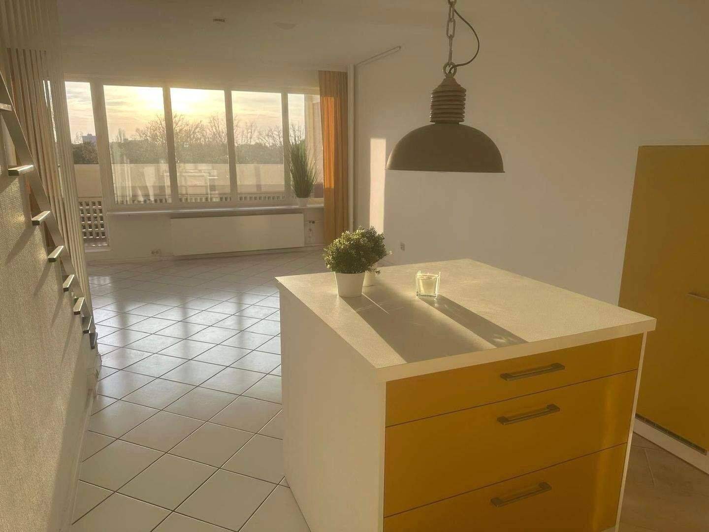 Architektur Ikone, modernes Wohnen frei Maisonette-Whg. mit Aufzuf u. tollem Balkon u. Weitblick in Berlin-Westend – Berlin – Vorschaubild 2