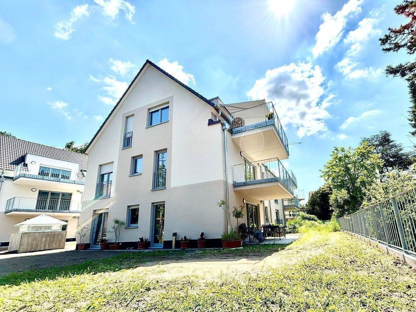 Wochenendbesichtigung: 4 Zimmer, Küche, 2 Bäder, Sonnenbalkon und Lift | 0177-2422700 – Wiesbaden – Bild 1 von 6