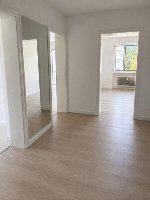 Erstbezug nach Sanierung, moderne 3-Zimmer-Wohnung mit Südloggia und 2 Stellplätzen in Englschalking – 81927 München – Vorschaubild 2