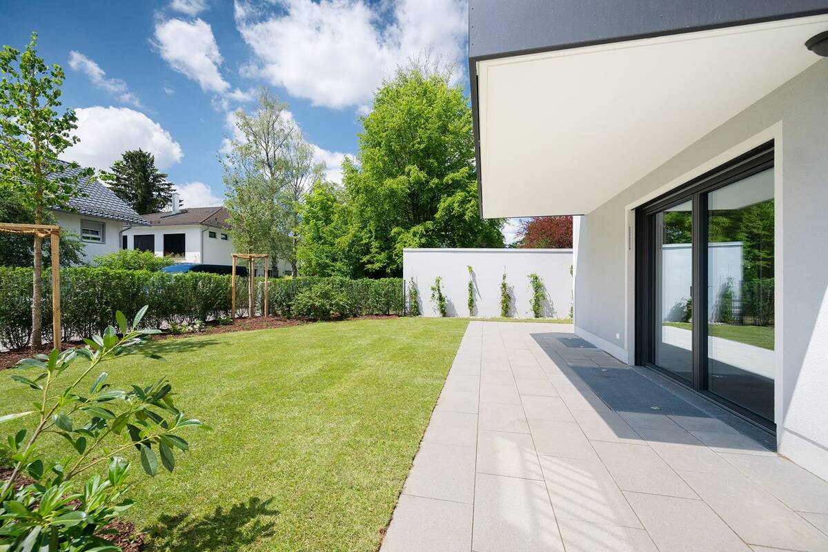Stilvolle 3-Zimmer-Gartenwohnung mit großzügiger Terrasse und vielseitigem Hobbyraum – 81739 München – Bild 1 von 9