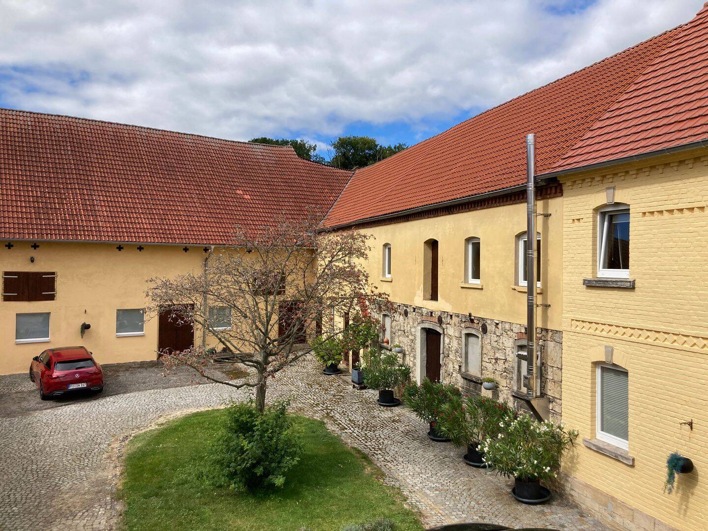 Riesiger Dreiseitenhof zwischen Jena und Eisenberg auf 3.000 Quadratmetern Grund mit vier Wohneinheiten - Top Zustand – Jena – Vorschaubild 2