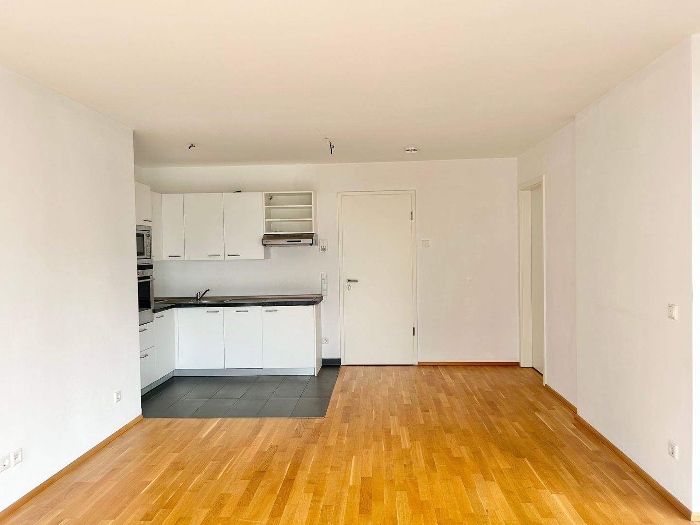 ***BEAUTIFUL*** 2 ZIMMER WOHNUNG MIT EINBAUKÜCHE, BALKON UND TIEFGARAGEN-STELLPLATZ – Nürnberg – Vorschaubild 4