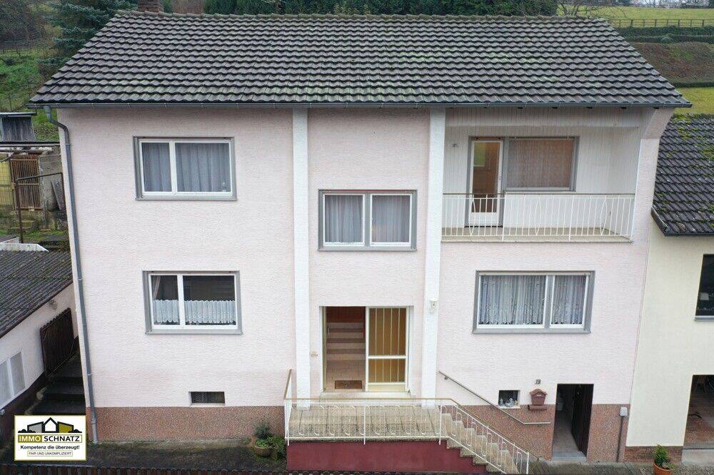 Charmantes Wohnhaus mit drei Garagen und Gestaltungsspielraum – Lützelbach – Bild 1 von 4