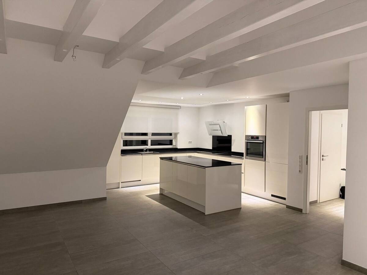 Moderne, sehr hochwertig ausgestattete 4,5 Zimmer-DG-Wohnung – 71069 Sindelfingen – Bild 1 von 9