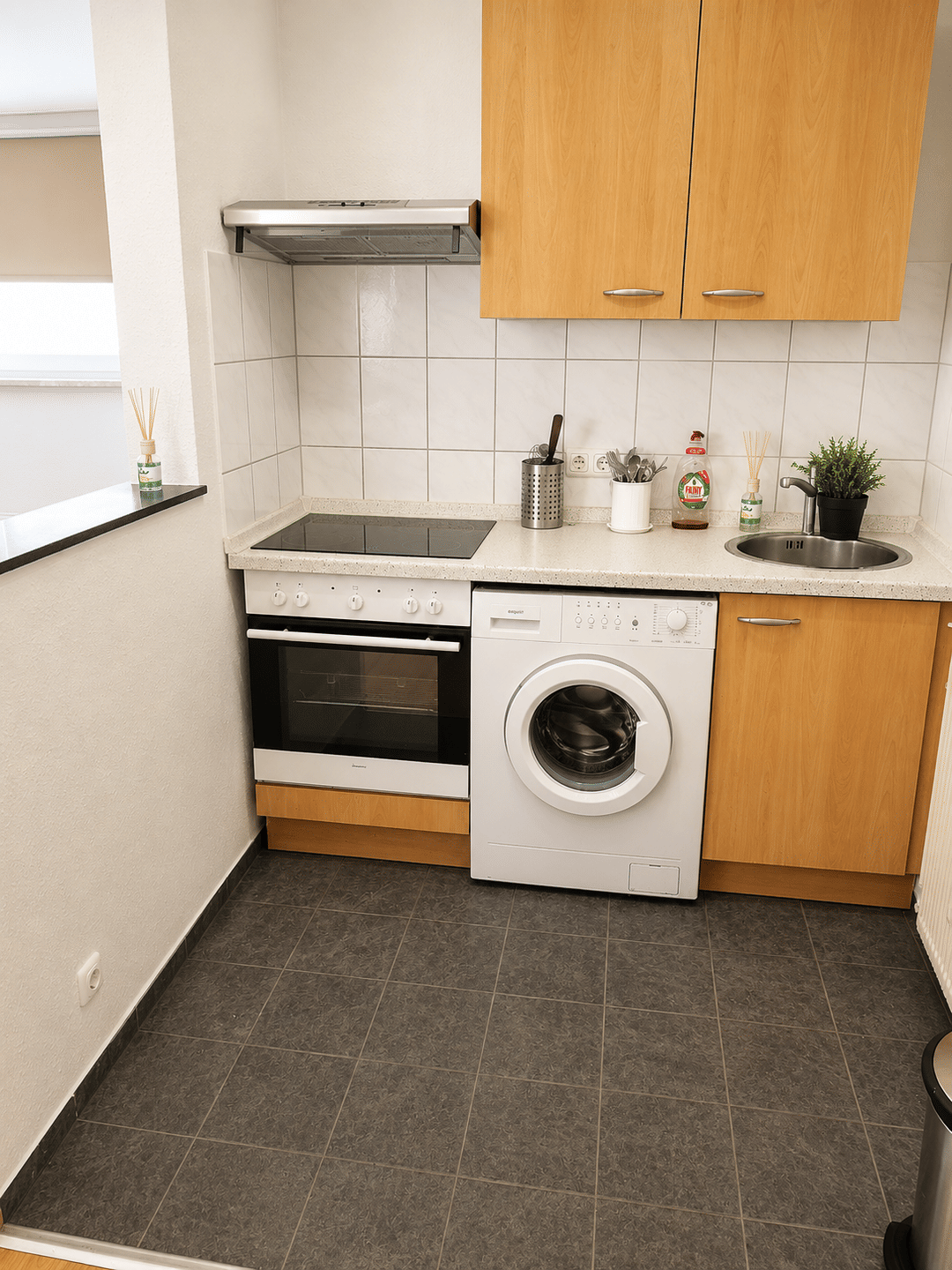 Zentraler geht es nicht ! Möblierte 2 Raum Wohnung im Herzen von Duisburg – Duisburg – Vorschaubild 4