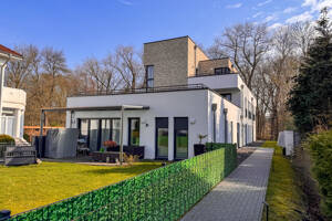 Wohnen wie im Haus: Ebenerdig 3 Zimmer mit Garten u. Tiefgarage am Bürgerpark im Neubau von 2023