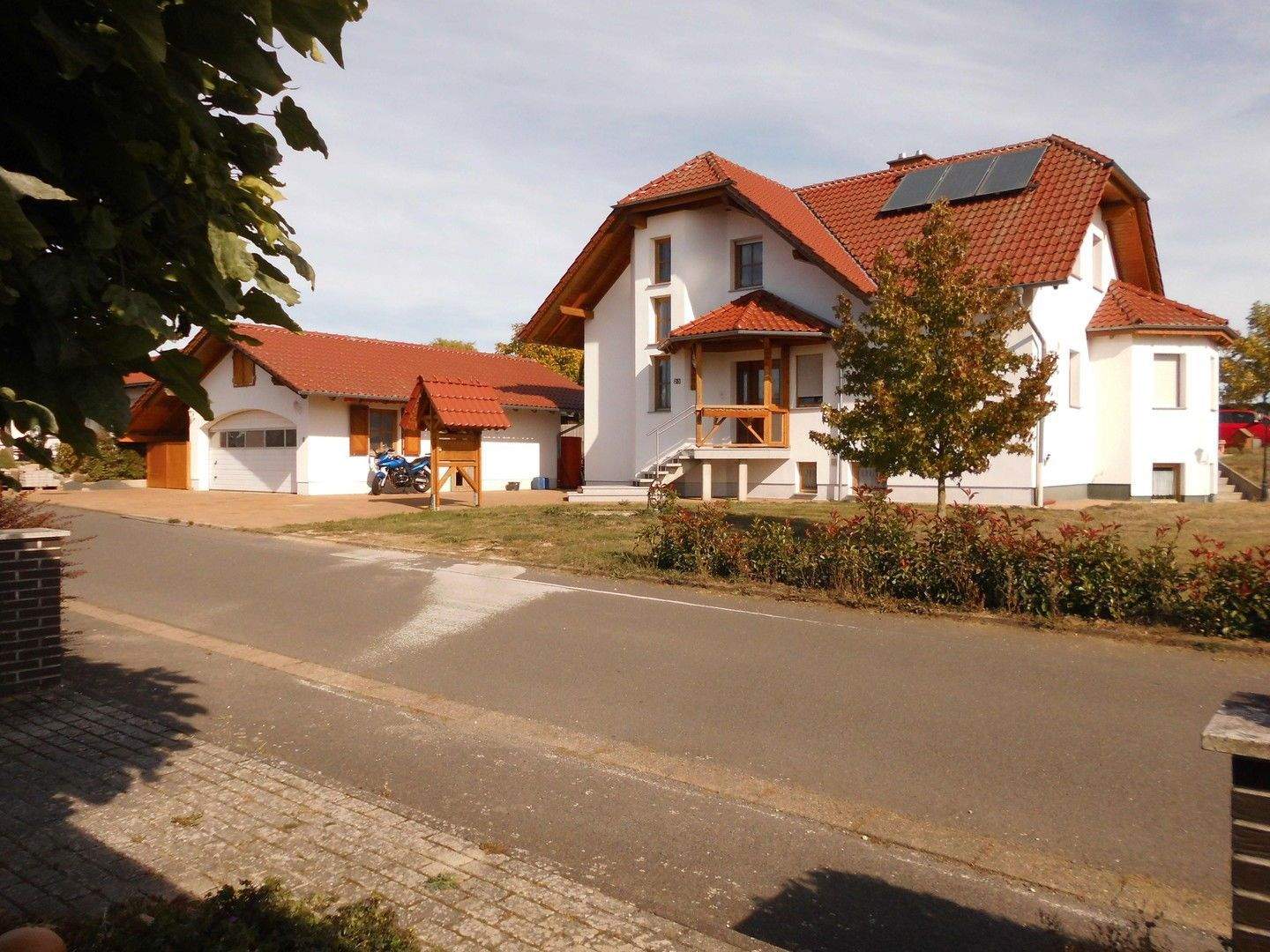 Neuwertiges Gehobenes 1 Familien Landhaus mit ausgebautem Dach – Homberg – Bild 1 von 9