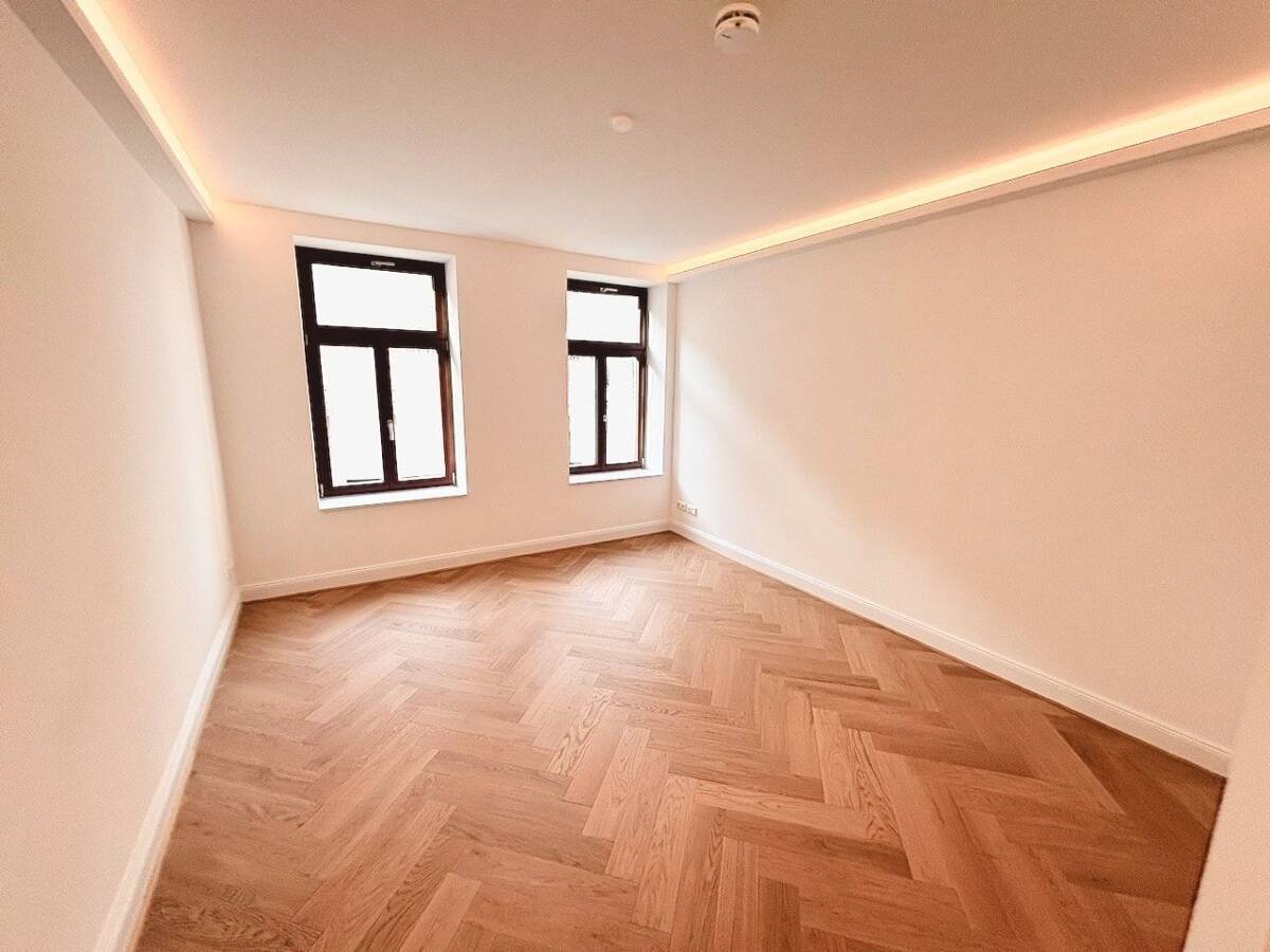 Viel Platz! + Erstbezug mit Lift + Balkon + Parkett + Fußbodenheizung + Wanne & Dusche + LED-Licht – 4177 Leipzig – Bild 1 von 9