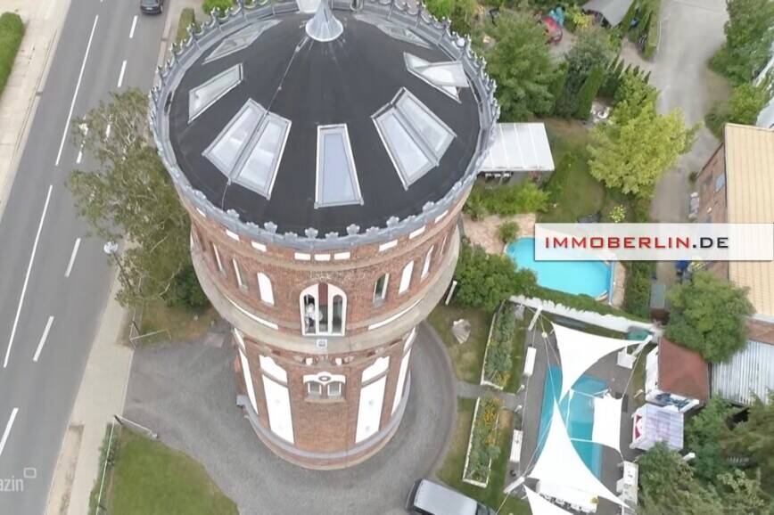 IMMOBERLIN.DE - Großartig sanierter Wasserturm mit 4 Wohnungen, Designambiente, Lift, Swimmingpool – Malchin – Bild 1 von 9