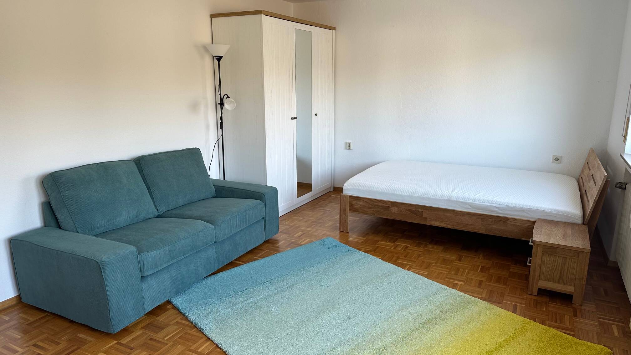 Helle, renovierte und möblierte 1-Zimmer Wohnung mit großem Balkon und eigenem Parkplatz – Stuttgart – Vorschaubild 4