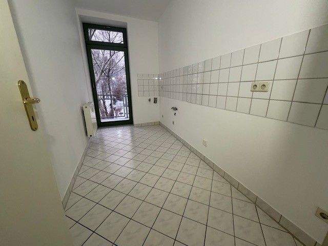 1.OG - Bad mit Fenster - begrünter Innenhof - modernes Laminat ! – Chemnitz – Vorschaubild 6