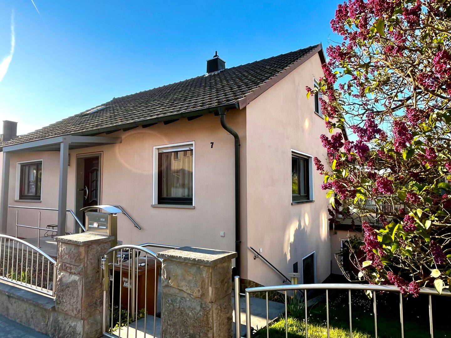 Großzügiges Einfamilienhaus mit Garten, zwei Terrassen und tollem Ausblick