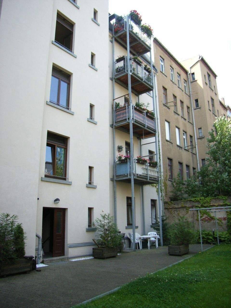Sonniger Blick auf den Elsterkanal in Plagwitz mit Aufzug – Leipzig – Vorschaubild 6