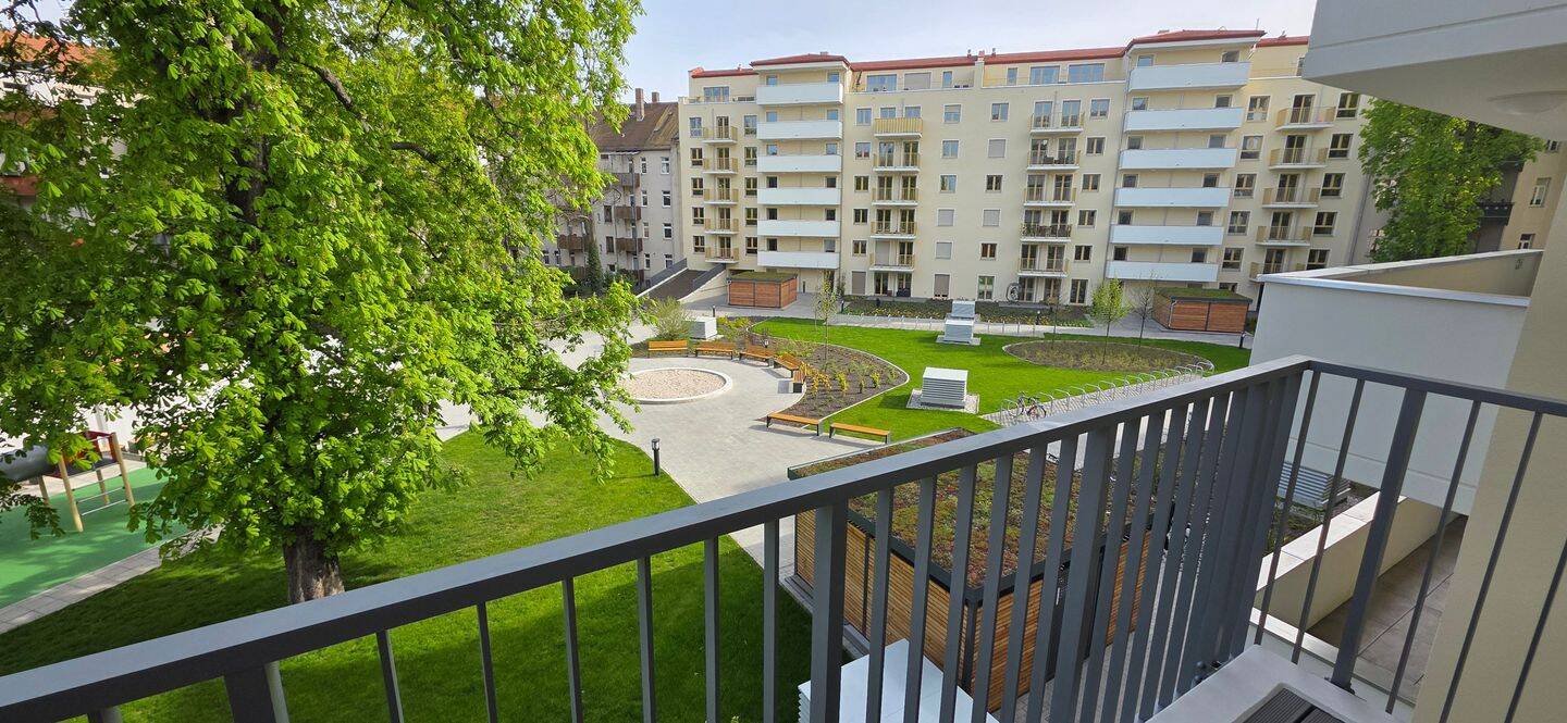 Erstbezug mit Parkett, Balkon und Einbauküche!