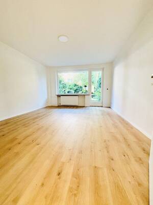 Wohnen wie im eigenen Haus - renovierte 3 -Zimmer Wohnung mit großer Terrasse & Garten