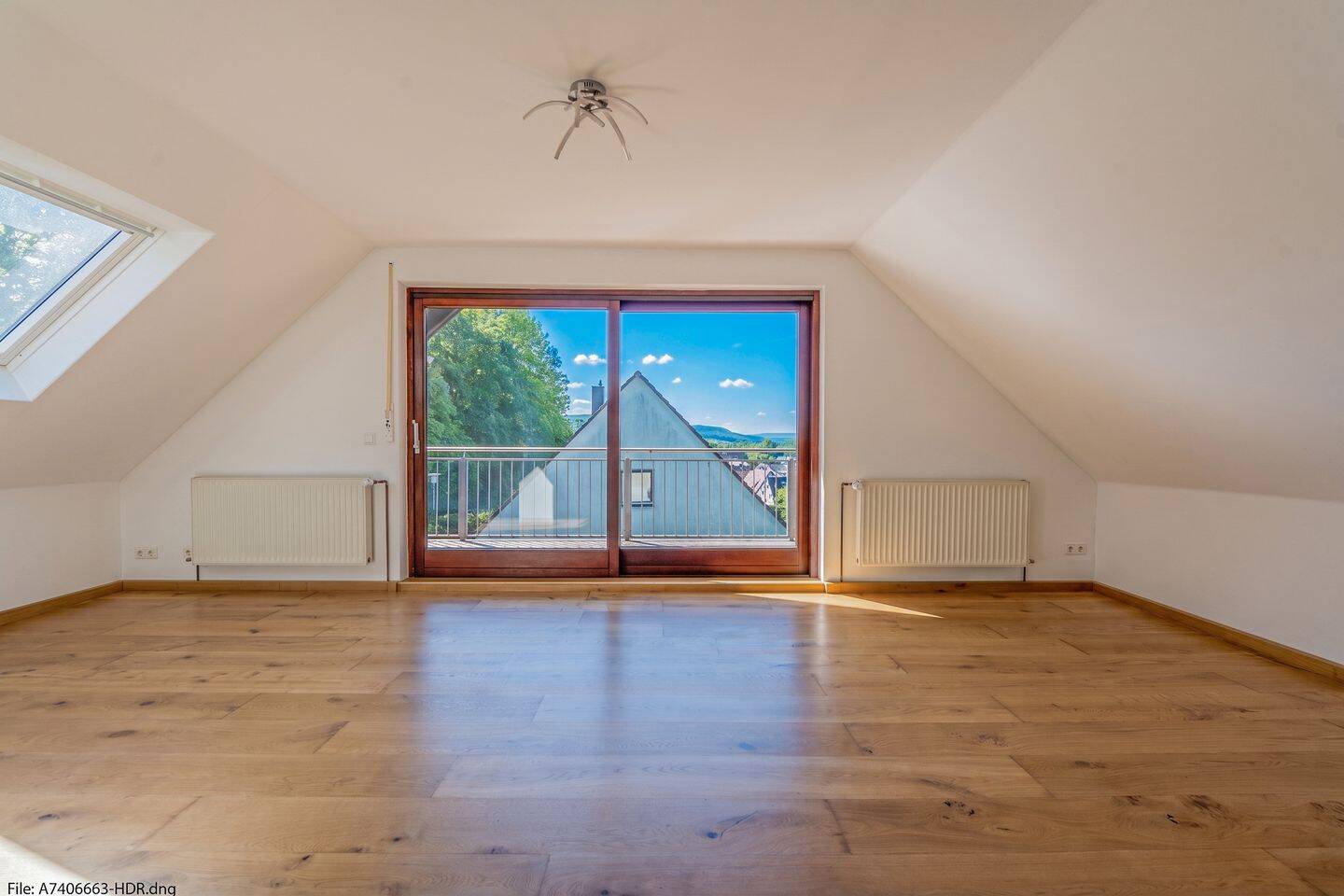 Raum für die ganze Familie: Helles Einfamilienhaus mit sonnigem Garten und Kachelofen in Hüttenbach – Simmelsdorf – Vorschaubild 3