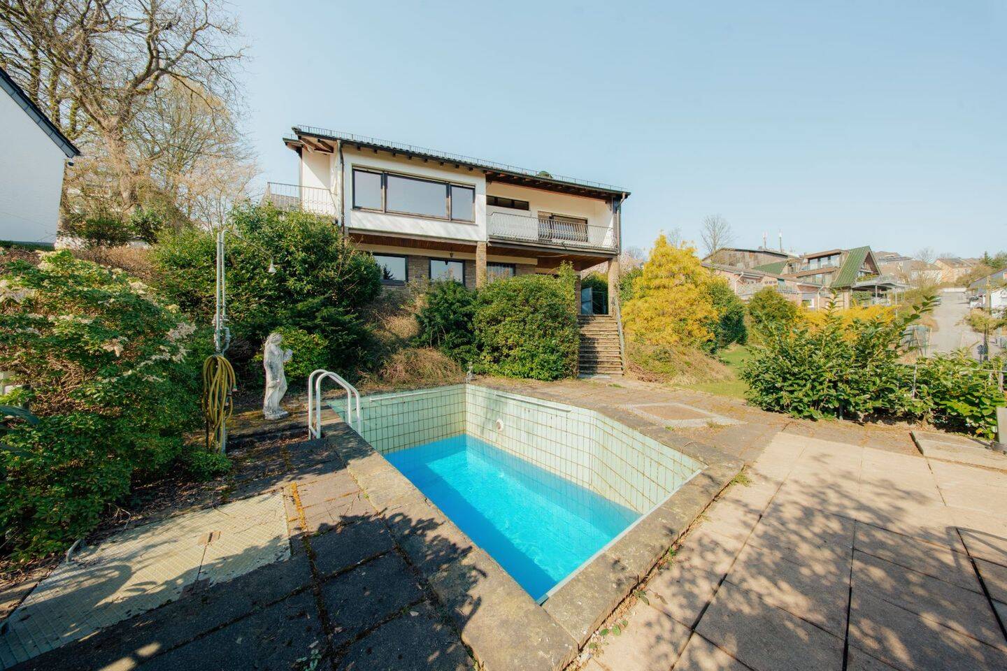 Freistehendes Einfamilienhaus mit Pool und Weitblick ins Grüne – Remscheid – Bild 1 von 9