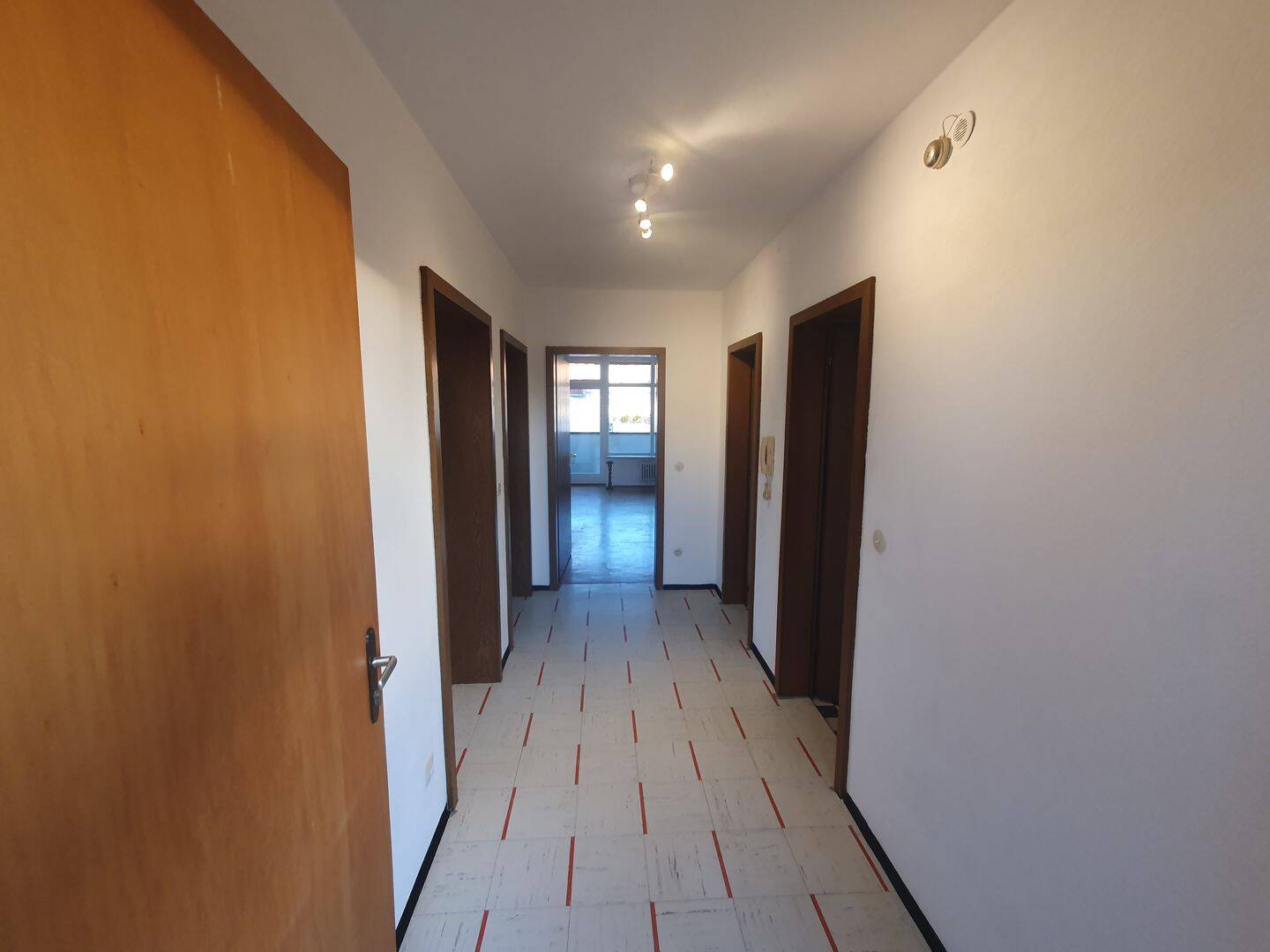 Helle 3-Zimmer-Wohnung mit zwei Balkonen, Gartenanteil und Garage in ruhiger, begehrter Lage – Ingolstadt – Vorschaubild 2