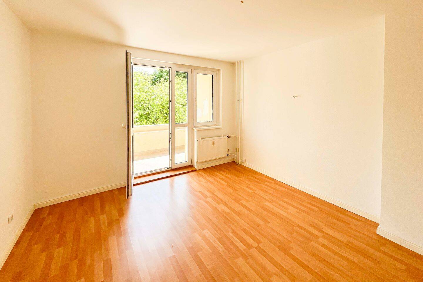 Charmante 2-Zimmer-Wohnung mit sonnigem Balkon und grünem Ausblick – Berlin – Bild 1 von 9