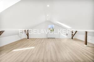 Lichtdurchflutete Maisonettewohnung mit Loggia, Balkon & offenem Spitzboden - Ein Wohntraum über den Dächern der Stadt