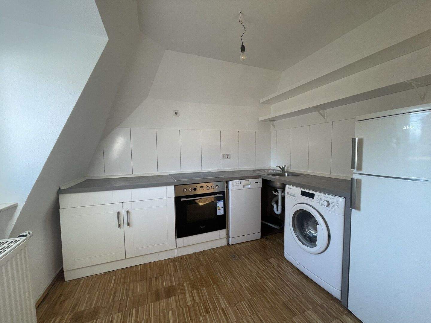 Befristet, teilmöbliert: DG-Maisonette mit 4 Zimmern, EBK, Nähe U-Bahn – Stuttgart – Vorschaubild 4