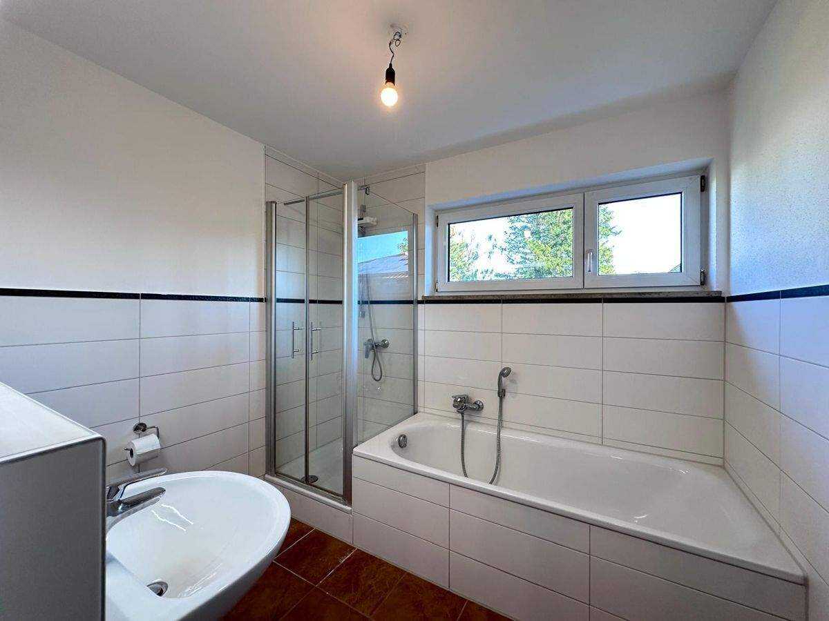 WOHNHAUS - 2 WOHNEINHEITEN MIT DOPPELHAUSHÄLFTE-CHARAKTER, 2 GARAGEN, LINKE HÄLFTE SOFORT VERFÜGBAR! – Königsbrunn – Vorschaubild 6
