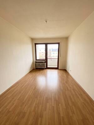 2 Zimmer-Wohnung mit Schwarzwaldblick. Lichtdurchflutete Zimmer, Balkon mit Doppelzugang und Tiefgarage in Freiburg – 79106 Freiburg im Breisgau – Vorschaubild 4
