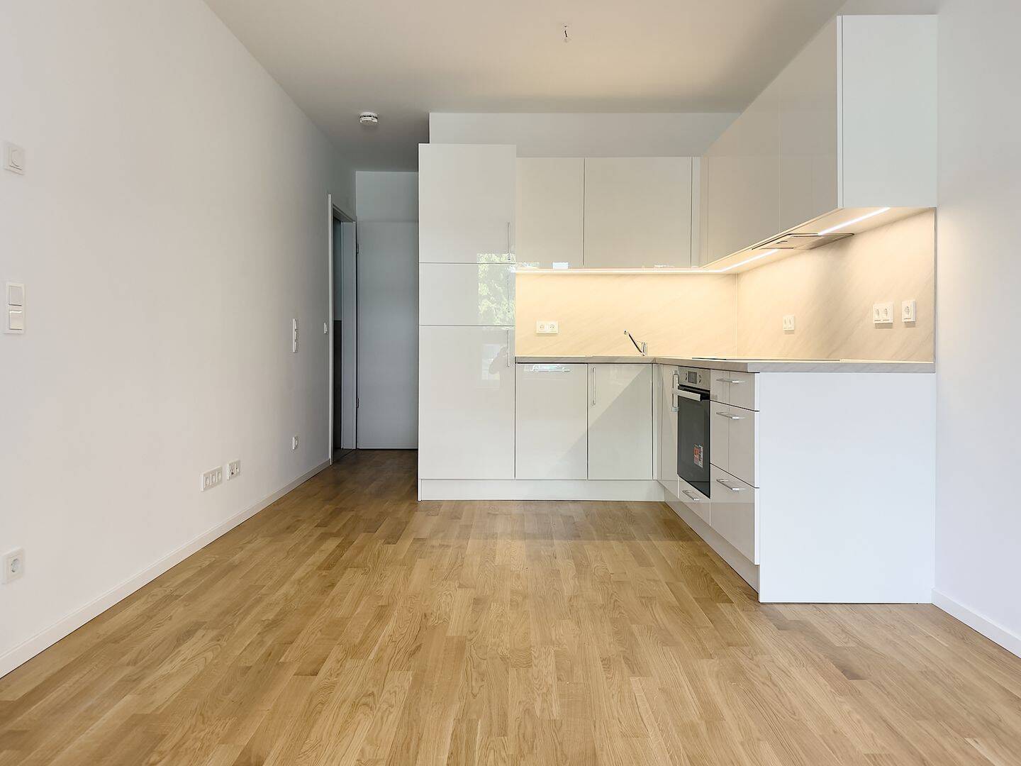 2-Zimmer mit Loggia * Einbauküche * Erstbezug