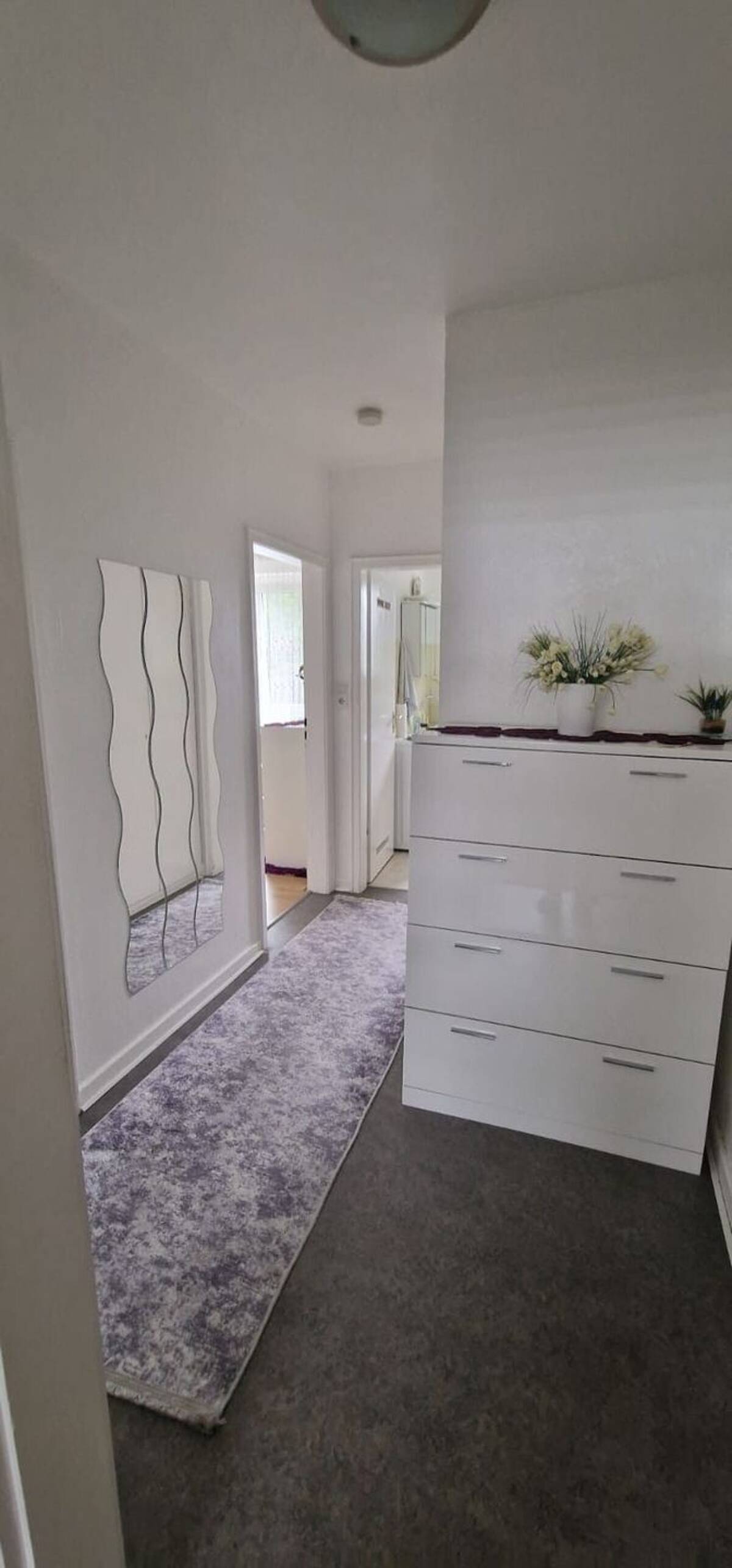Gut vermietete 2-Zimmer-ETW mit Balkon und Stellplatz in ruhiger Lage von Wersten. – 40591 Düsseldorf – Bild 1 von 8