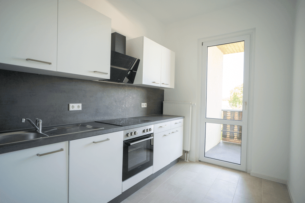 Hochwertig modernisiert! Inklusive EBK & Balkon