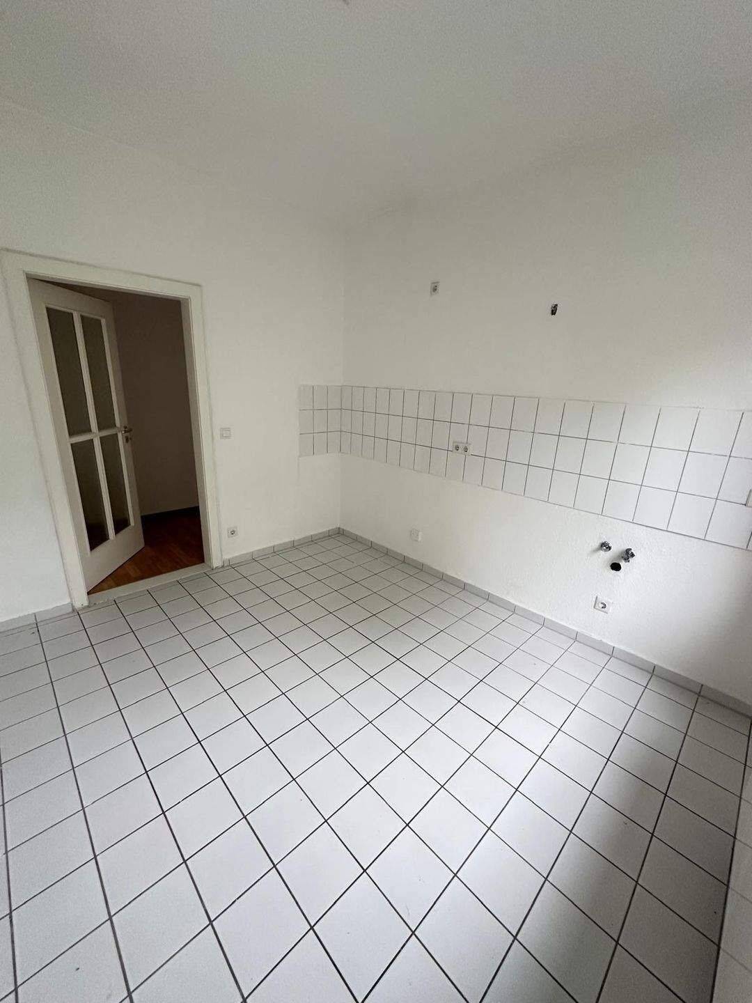 2 Raum mit Balkon in zentraler Lage zum Einzug bereit – Chemnitz – Vorschaubild 4